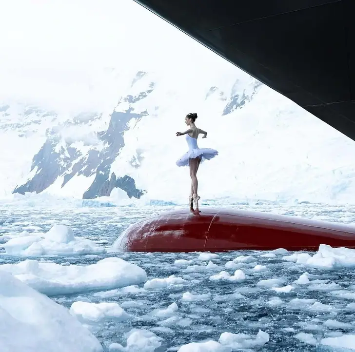 Dança arriscada na proa de navio na Antártida: vídeo de bailarina francesa impressiona e corre o mundo
