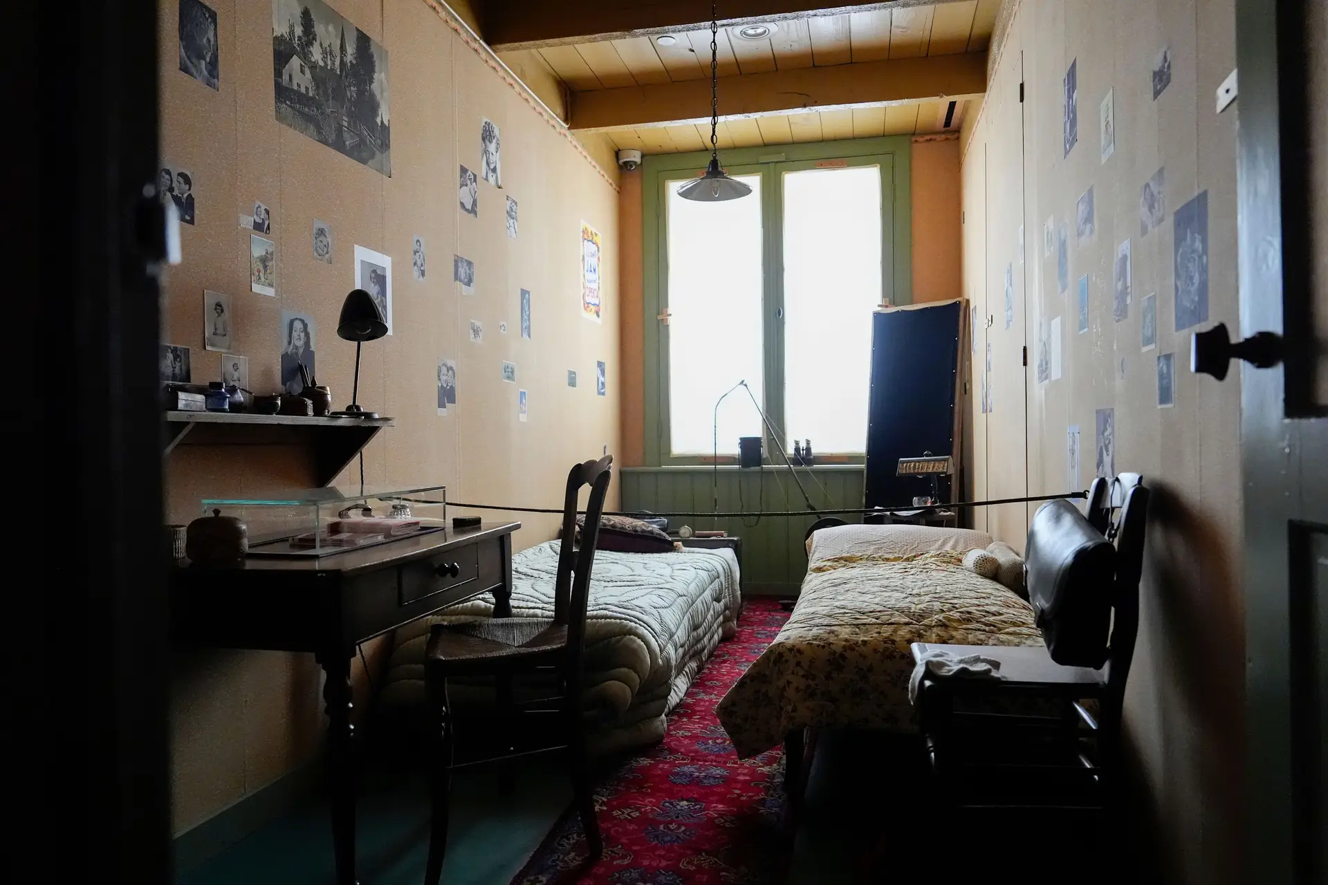 A réplica em tamanho real do quarto onde Anne Frank escreveu o diário, na inauguração da "Exposição de Anne Frank", em Nova Iorque