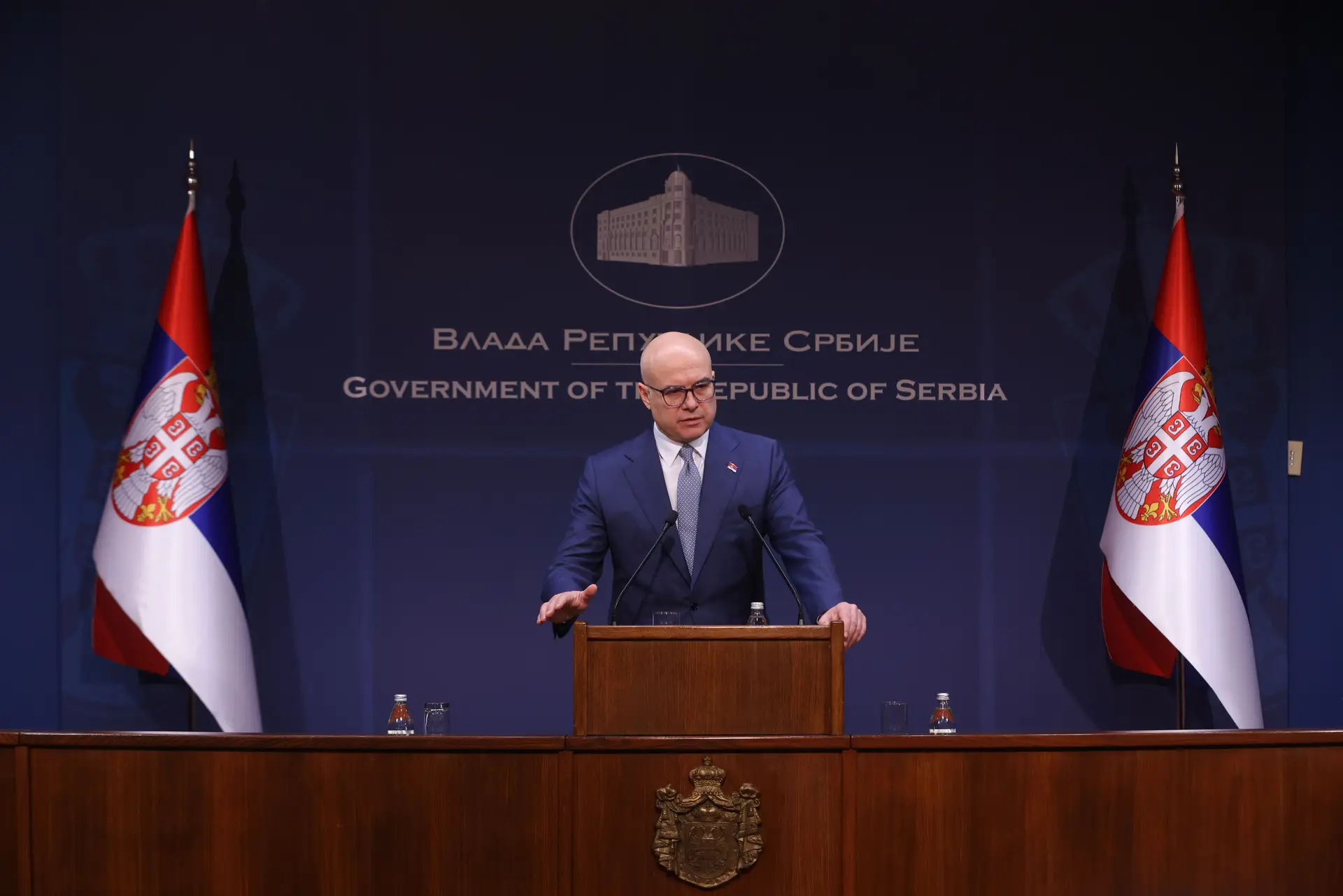 Primeiro-ministro da Sérvia demite-se após onda de protestos nas ruas