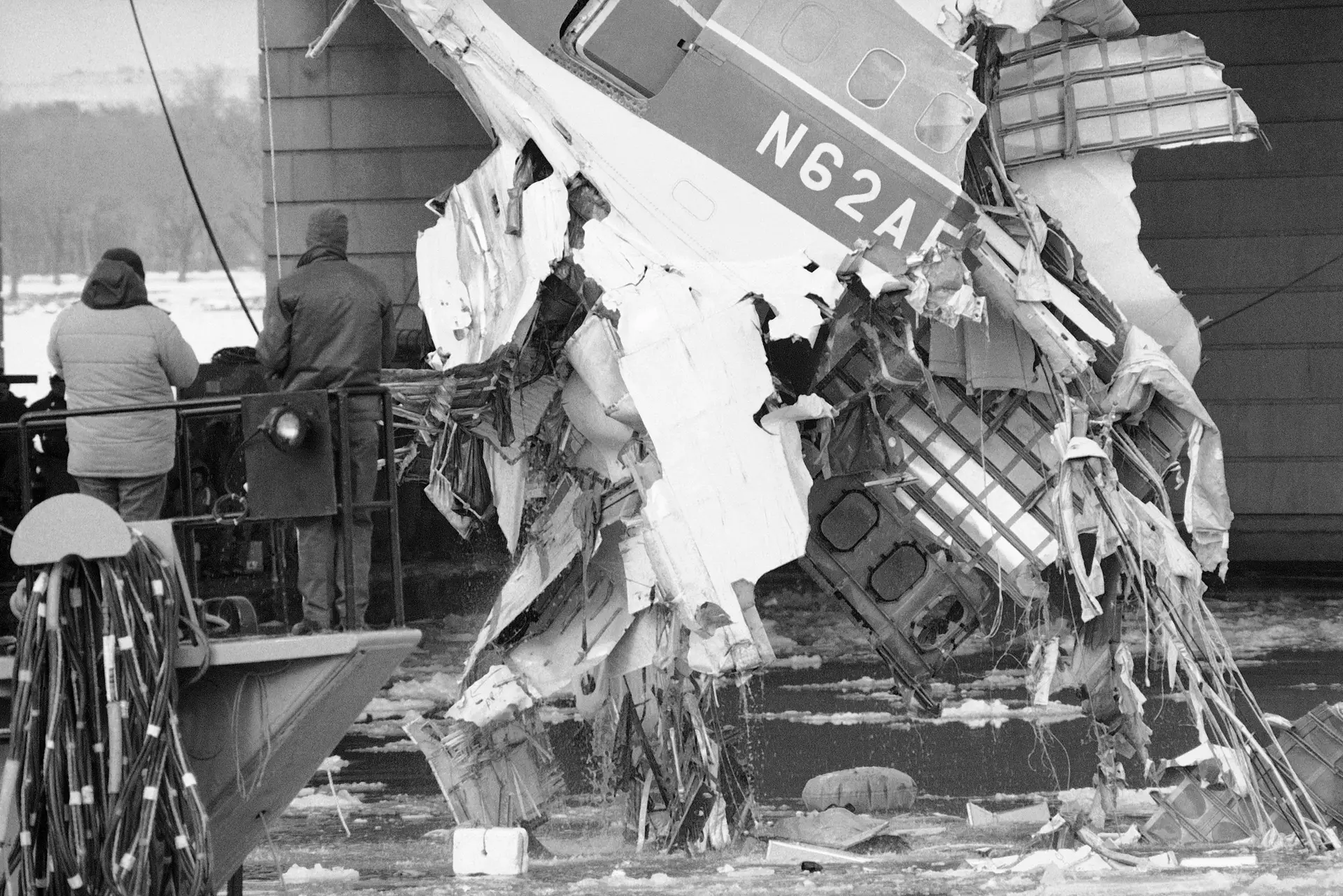 Há 43 anos um avião também caiu no rio gelado de Washington, 5 pessoas sobreviveram
