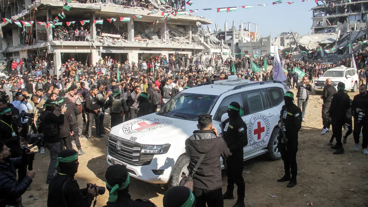 Veículo da Cruz Vermelha no local onde os três reféns serão libertados esta quinta-feira.