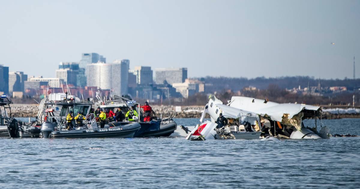 Helicóptero que colidiu contra avião em Washington pode ter desrespeitado altura permitida, dizem investigadores