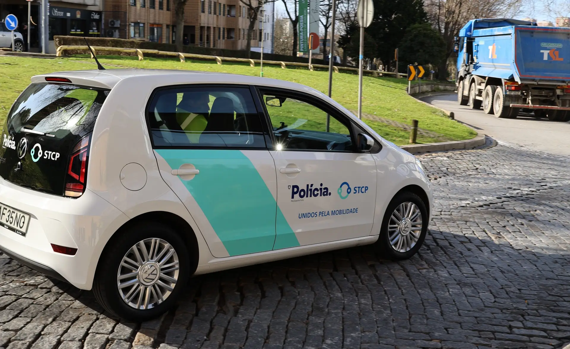 STCP vai passar a multar carros nas paragens de autocarro e faixas BUS