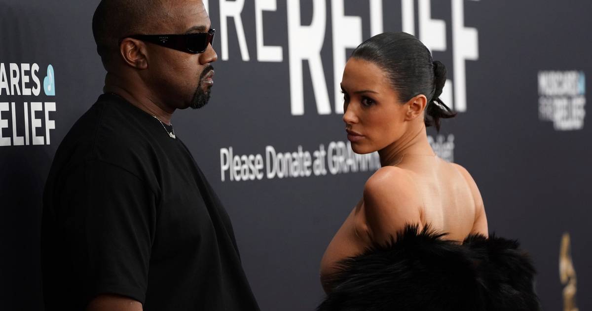 Mulher de Kanye West surpreende nos Grammys ao aparecer quase nua