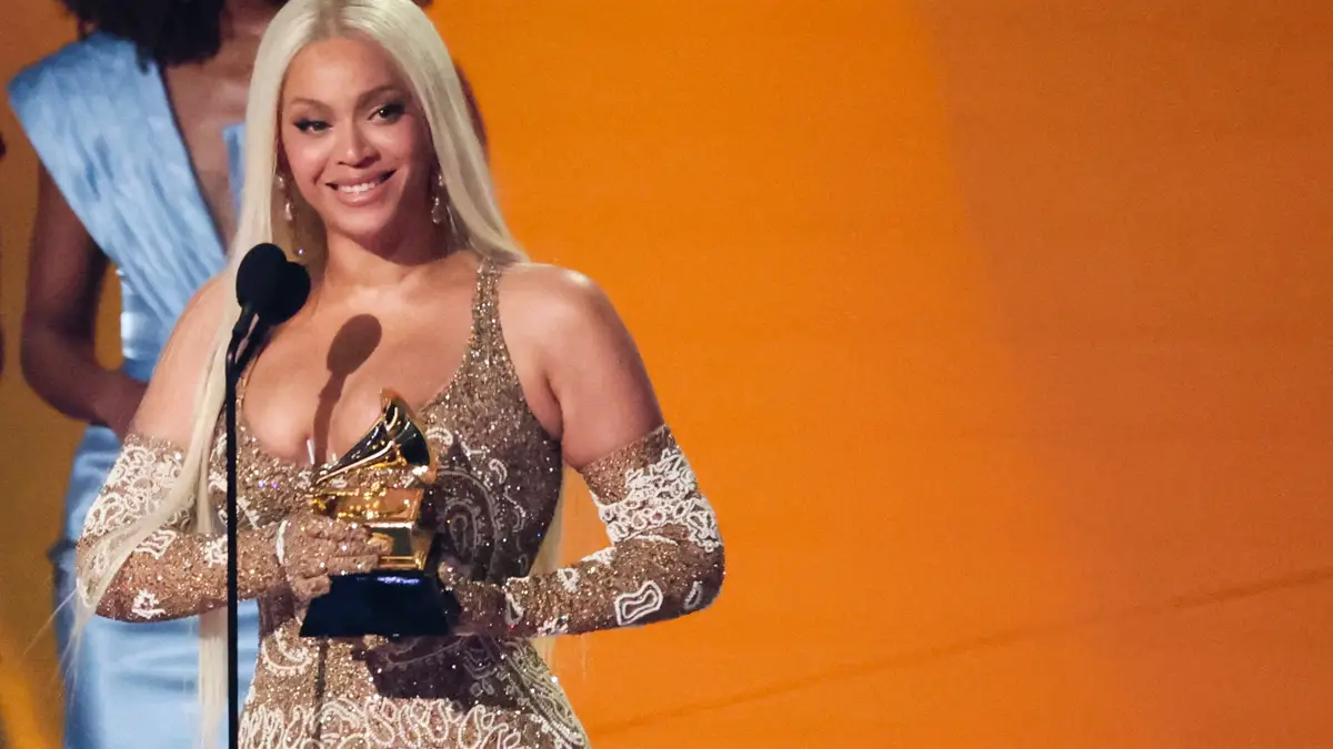 Beyoncé recebe o prémio de Melhor Álbum de Música Country pelo álbum Cowboy Carter durante a 67.ª edição dos Grammy Awards, em Los Angeles, Califórnia, EUA, a 2 de fevereiro de 2025.