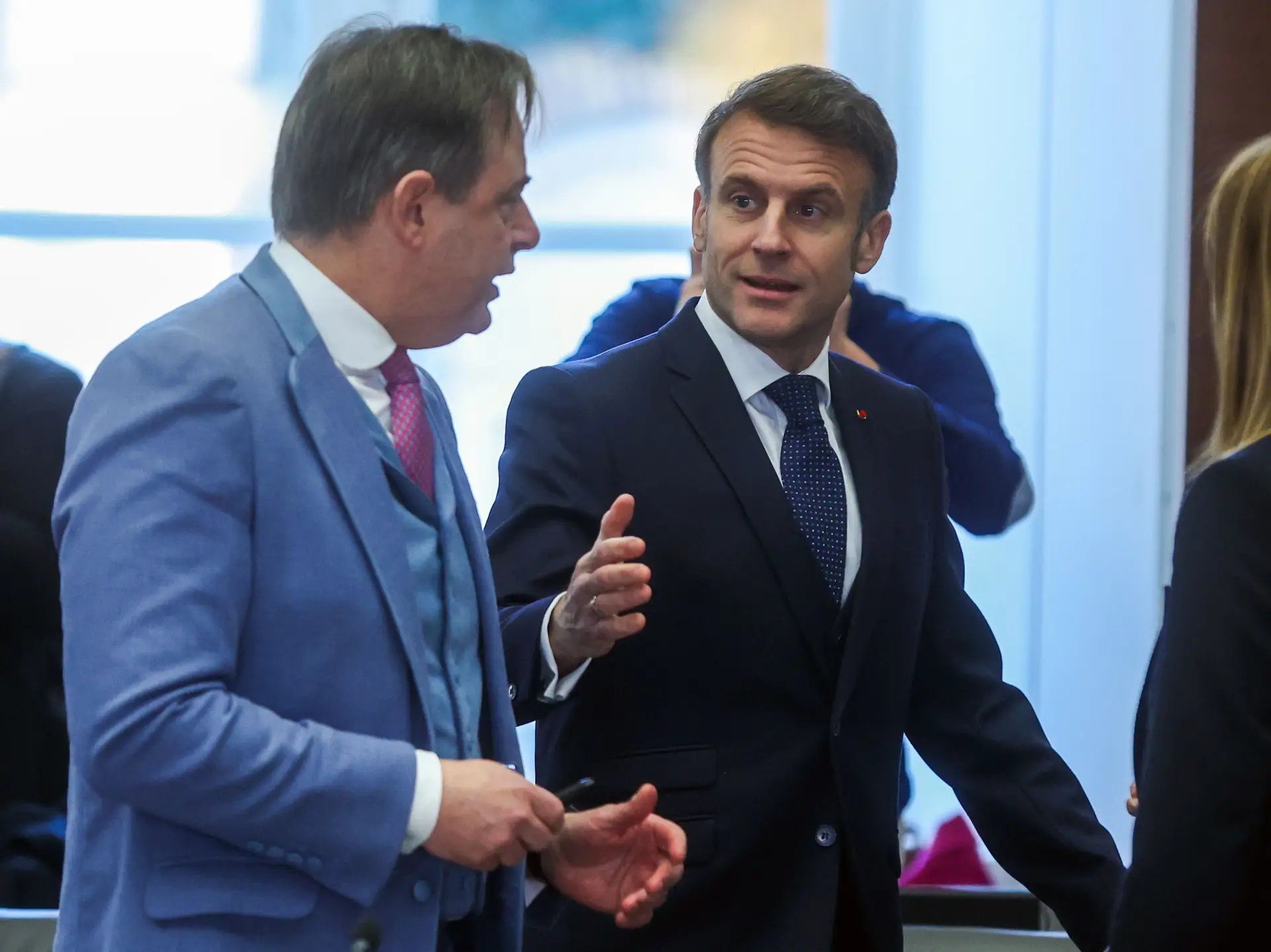 Macron garante que UE vai reagir se for afetada por tarifas comerciais de Trump 