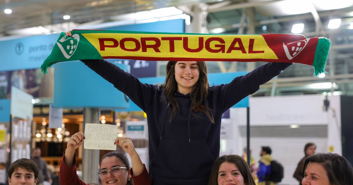 "Obrigado Heróis do Mar": Seleção Nacional de andebol recebida em festa no aeroporto