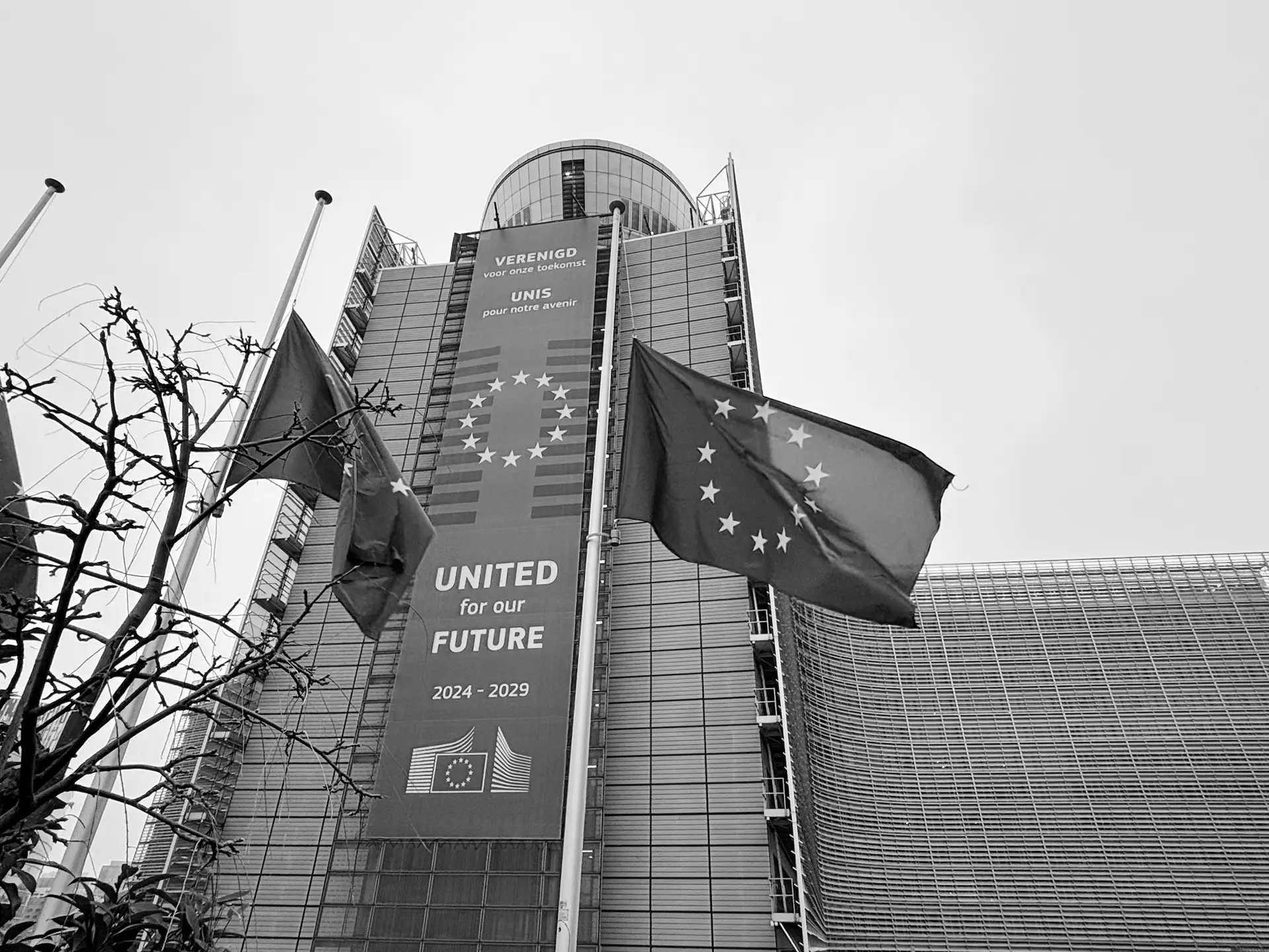 Bandeiras da Comissão Europeia a meia haste