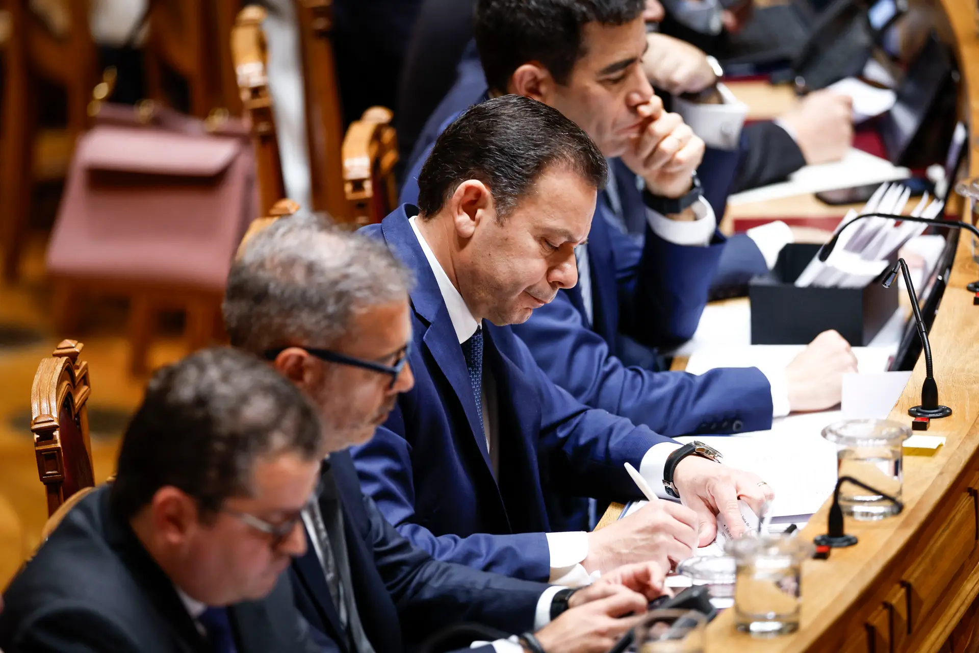 Parlamento debate moção de censura após caso da empresa familiar de Montenegro