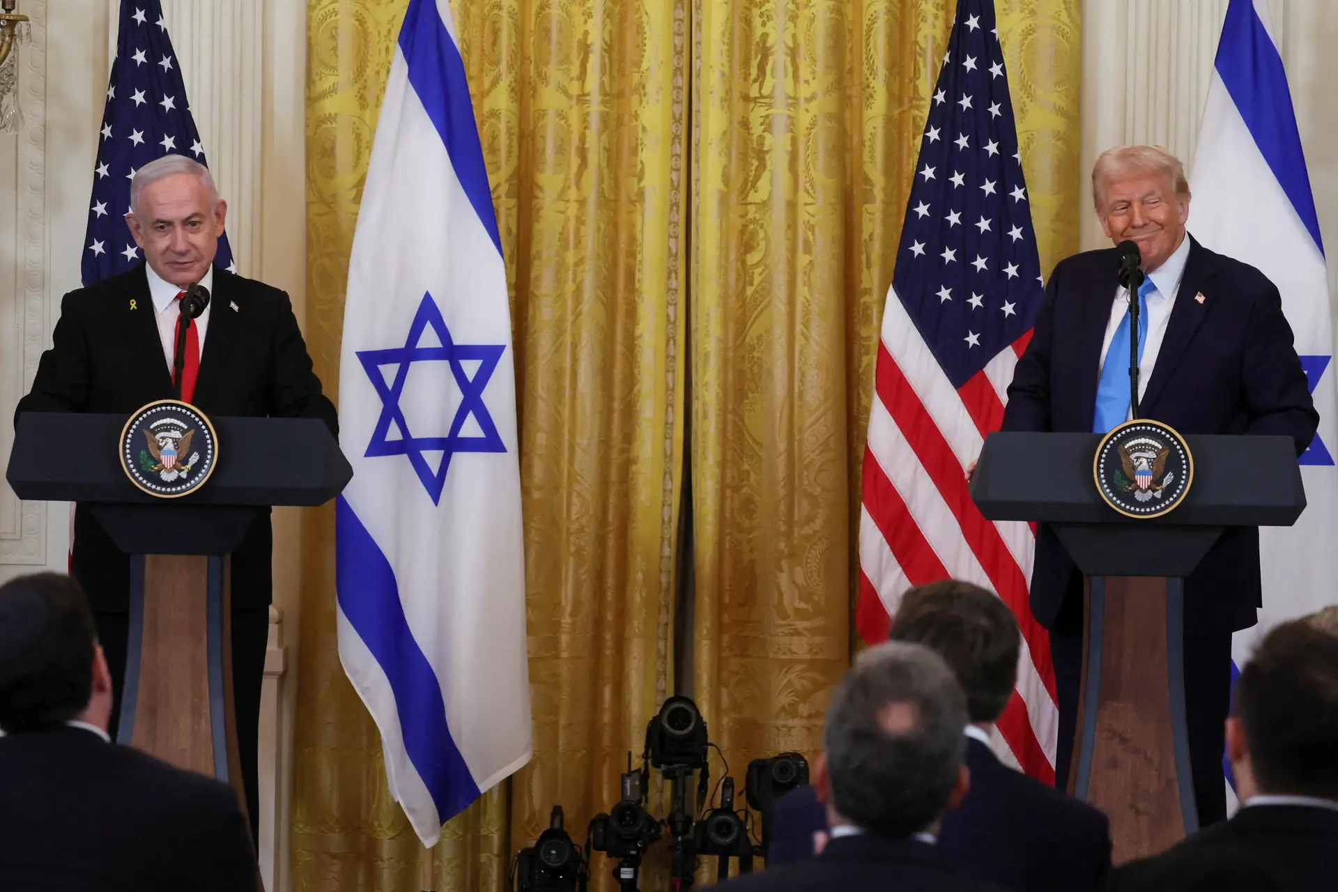 Netanyahu oferece a Trump 'pager' dourado como os que Israel explodiu no Líbano