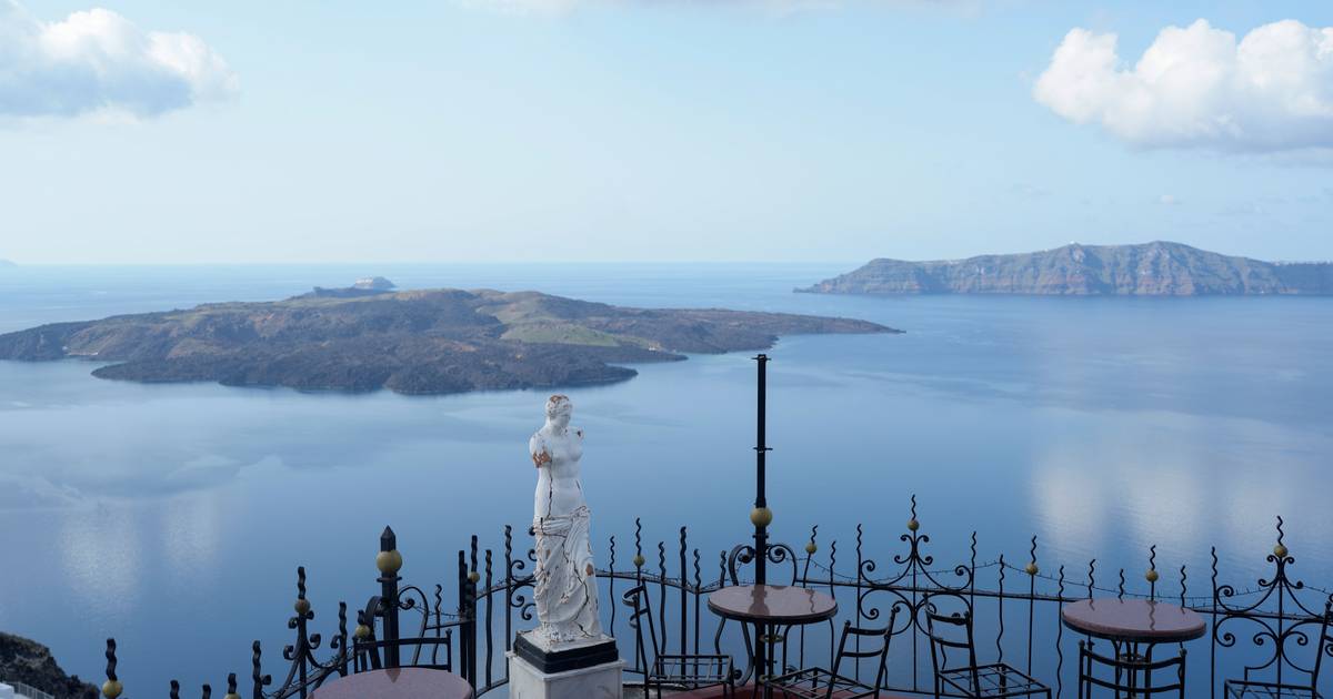 As imagens da pitoresca ilha de Santorini quase deserta devido ao elevado nível de atividade sísmica