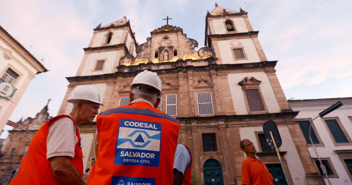 Teto de igreja portuguesa em Salvador desaba e provoca a morte a pelo menos uma pessoa