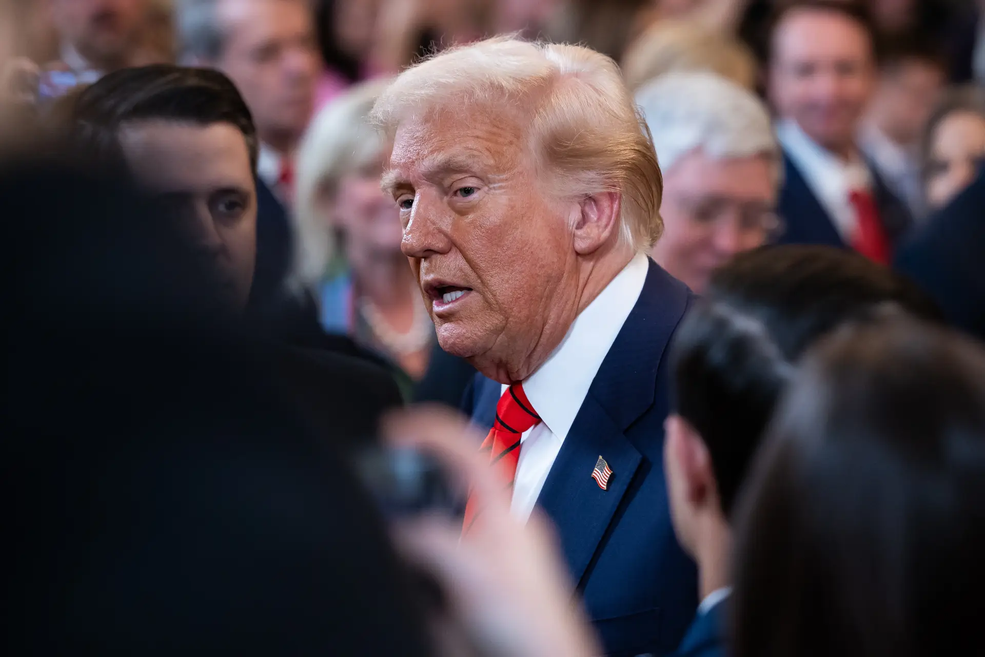 Juiz trava temporariamente plano de Trump que incentiva funcionários à demissão