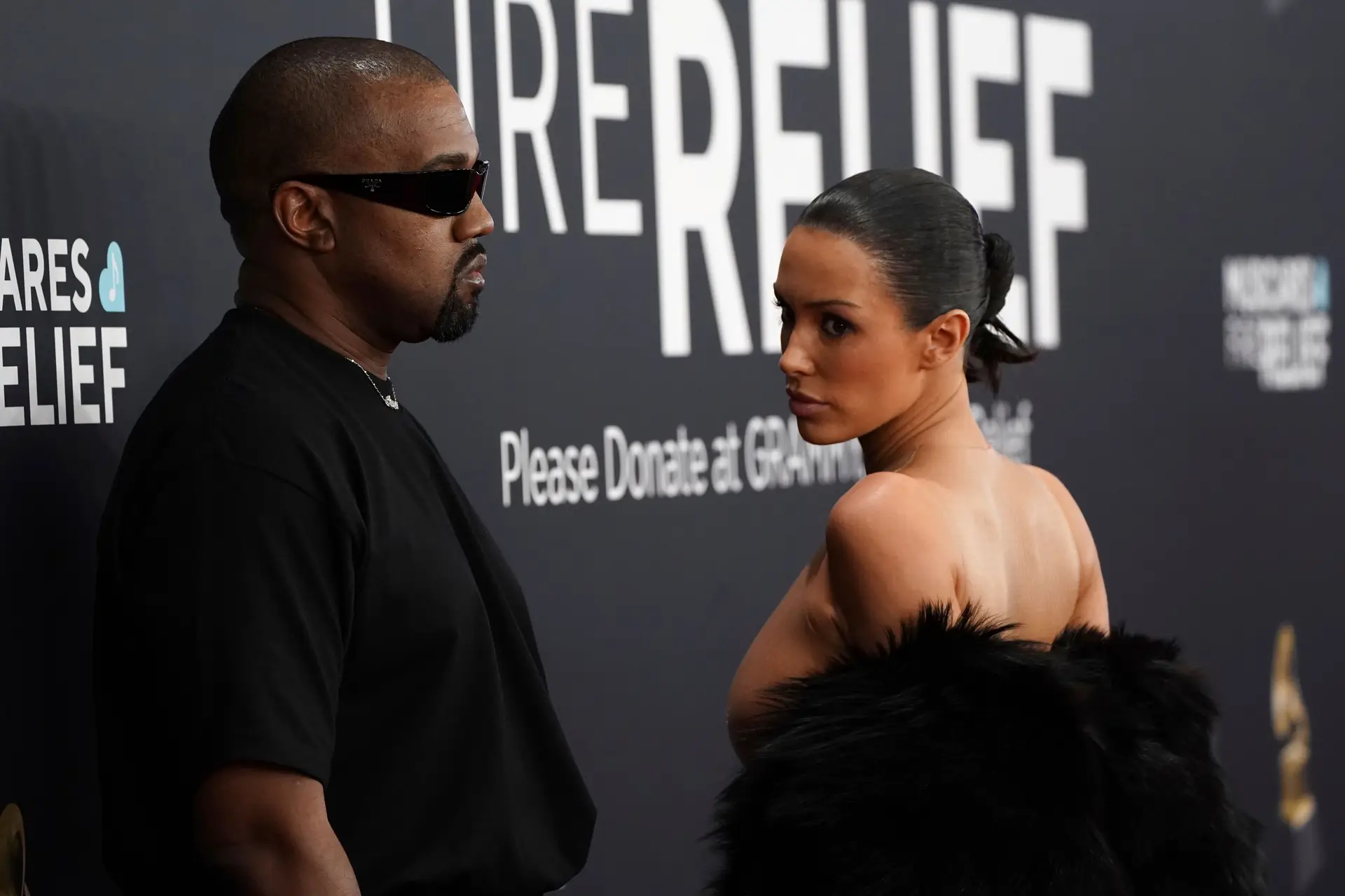 O rapper Kanye West e a mulher Bianca Censori na passadeira vermelha da 67.º edição dos Grammys, em Los Angeles.