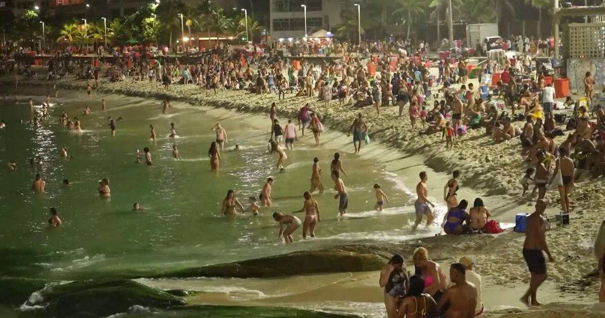 Vaga de calor no Rio de Janeiro: praias cheias mesmo durante a noite