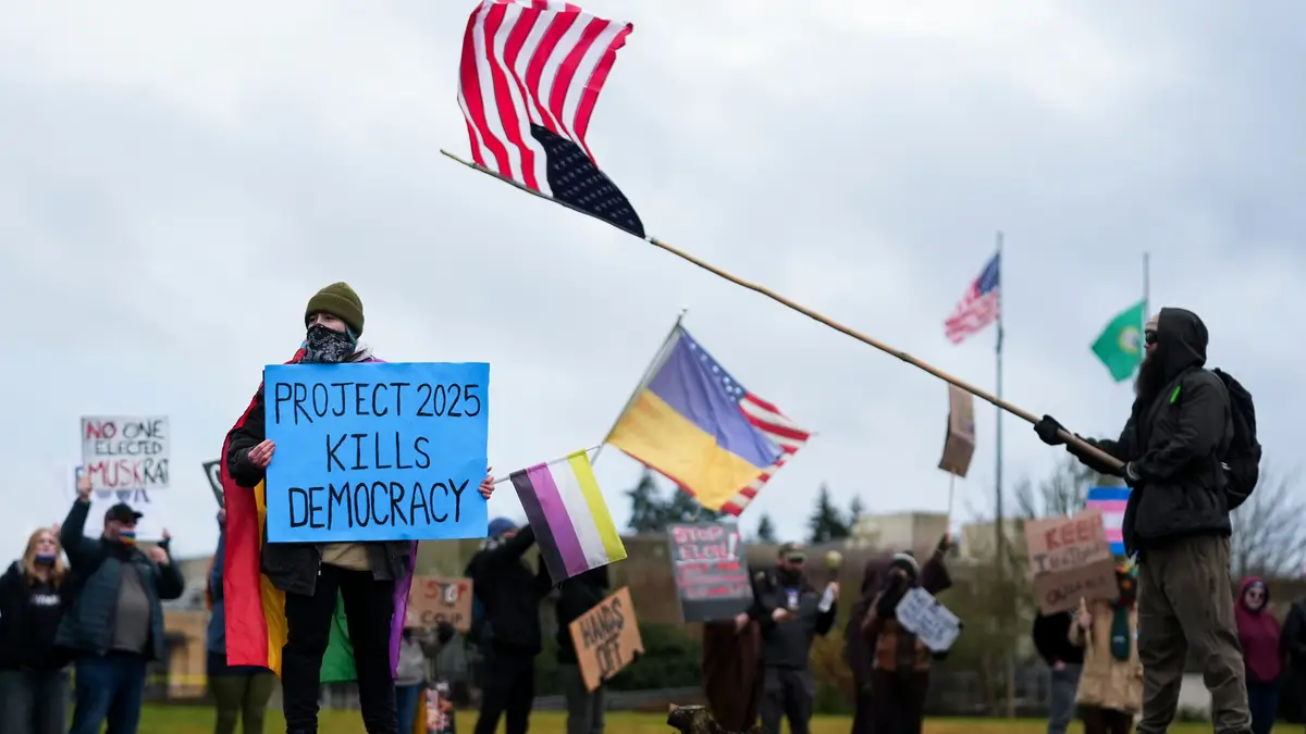 Várias pessoas manifestaram-se em várias cidades dos Estados Unidos contra as medidas de Donald Trump. 