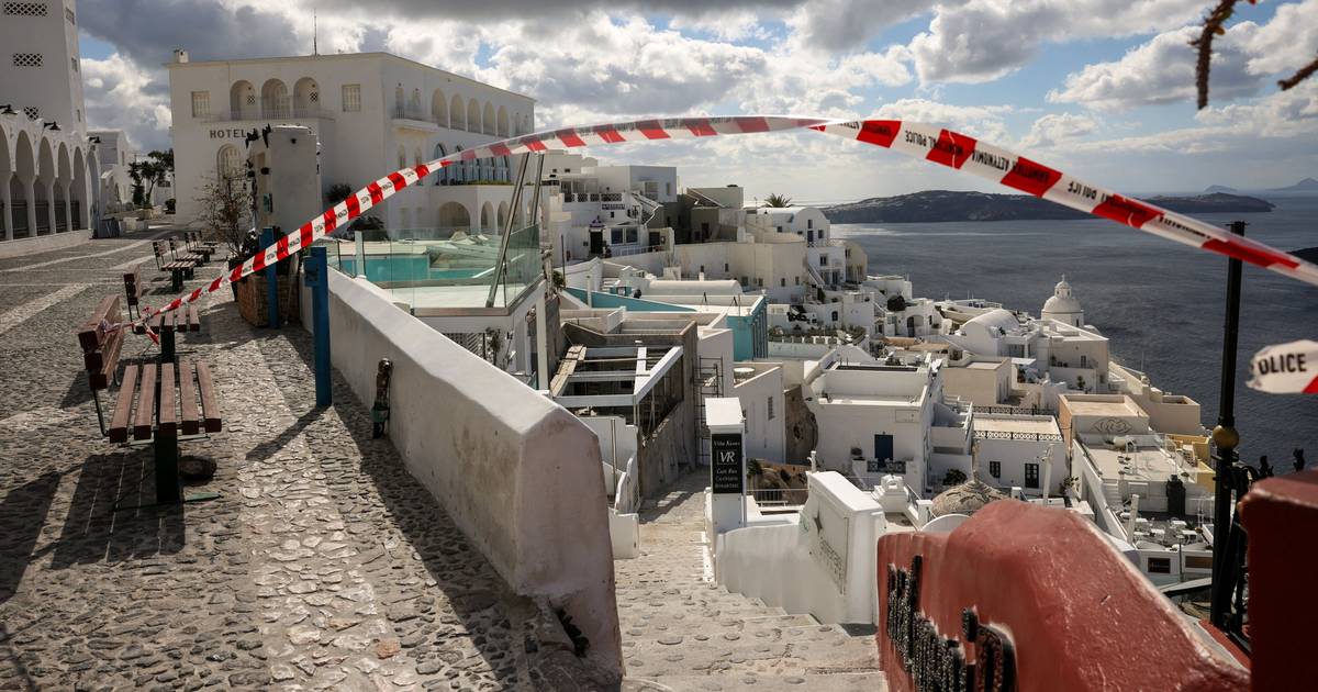 O que se passa em Santorini? Popular destino está deserto e em estado de emergência