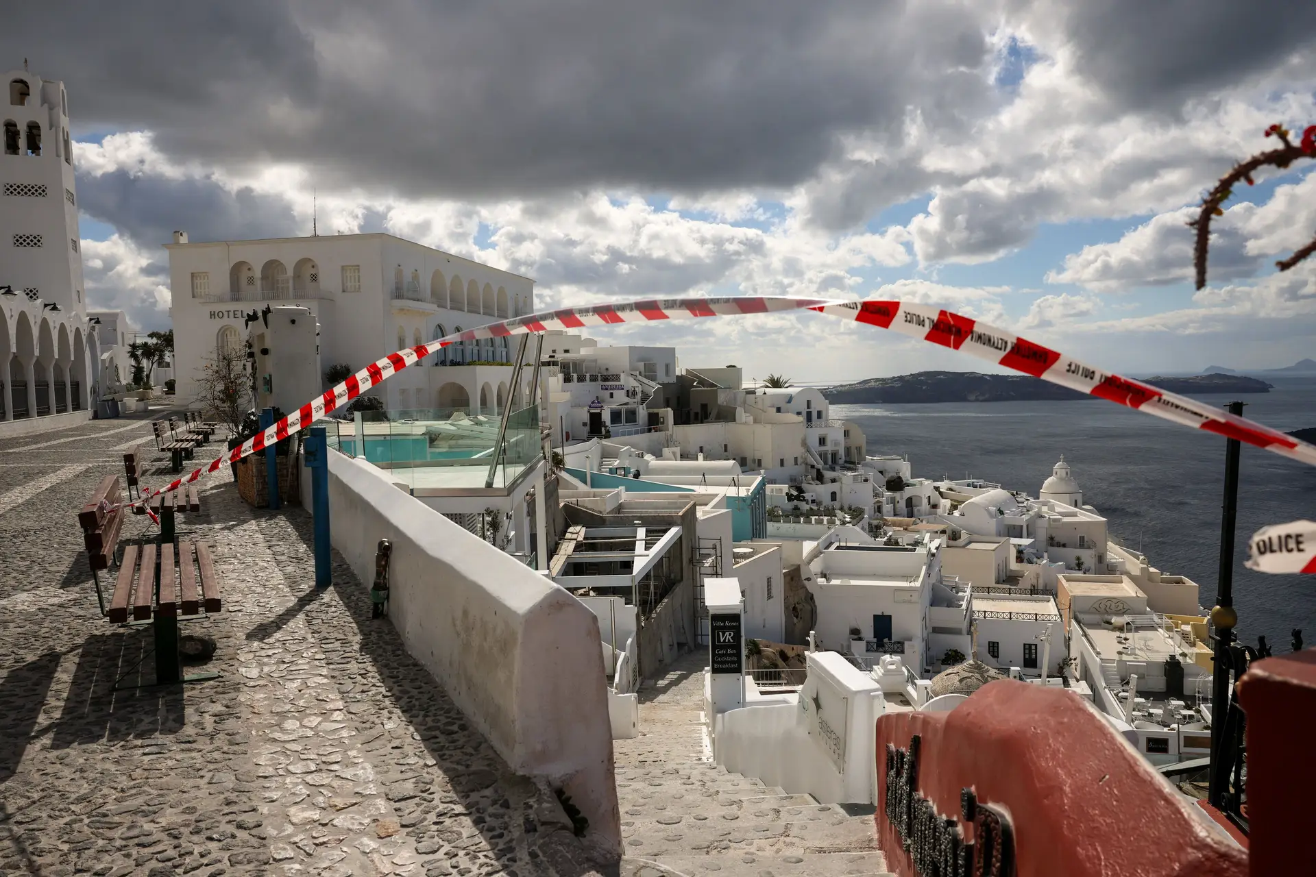 O que se passa em Santorini? Popular destino está deserto e em estado de emergência - SIC Notícias