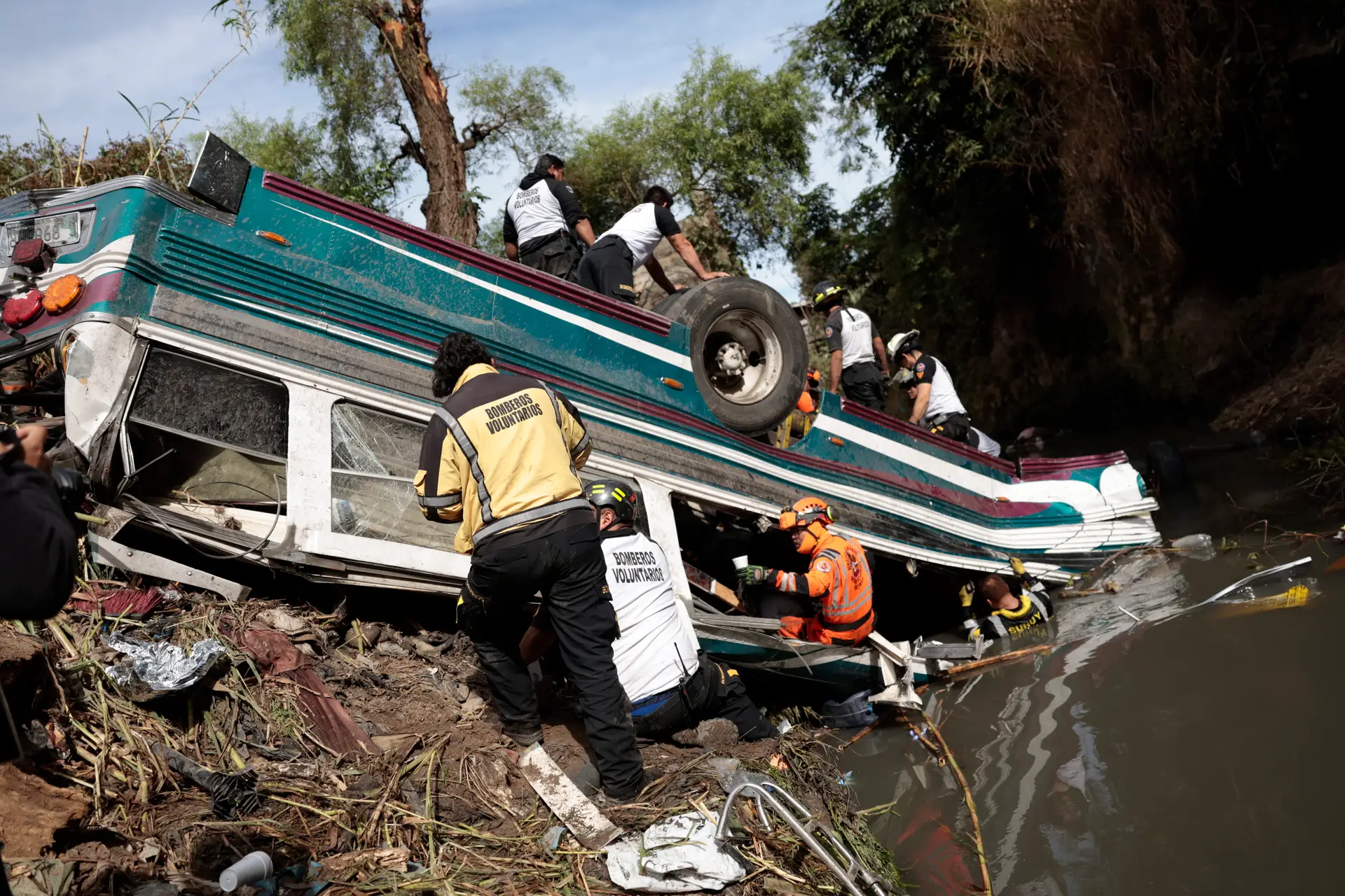 Acidente com autocarro na Guatemala provoca dezenas de mortes