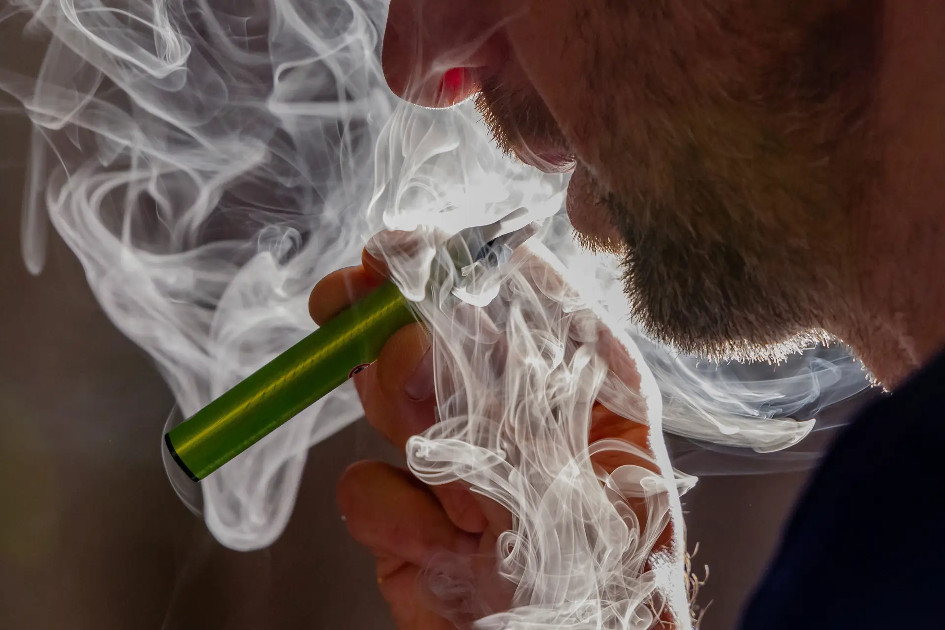 Hong Kong vai proibir cigarros eletrónicos em locais públicos