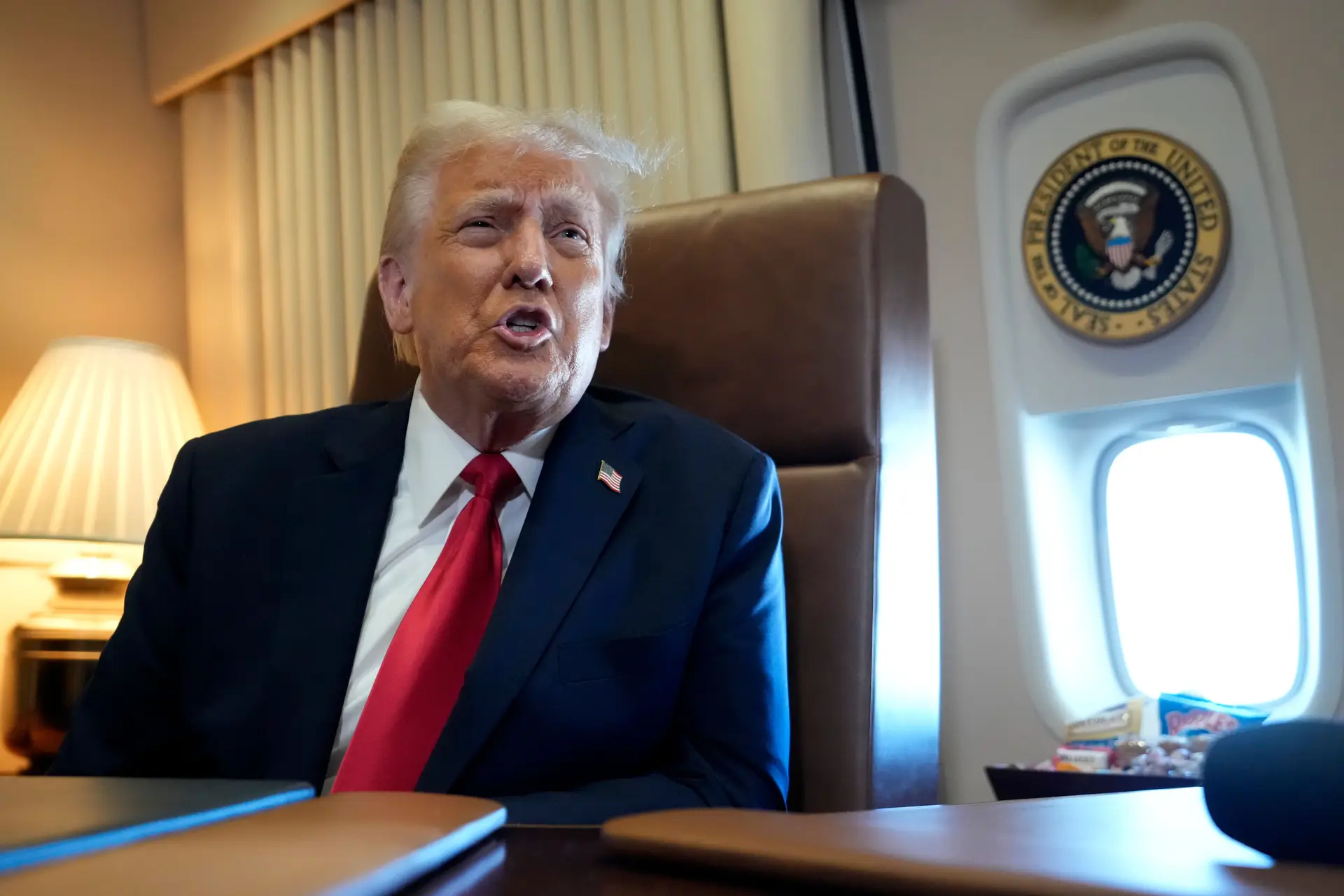 Trump planeia impor novas tarifas sobre carros importados a partir de abril