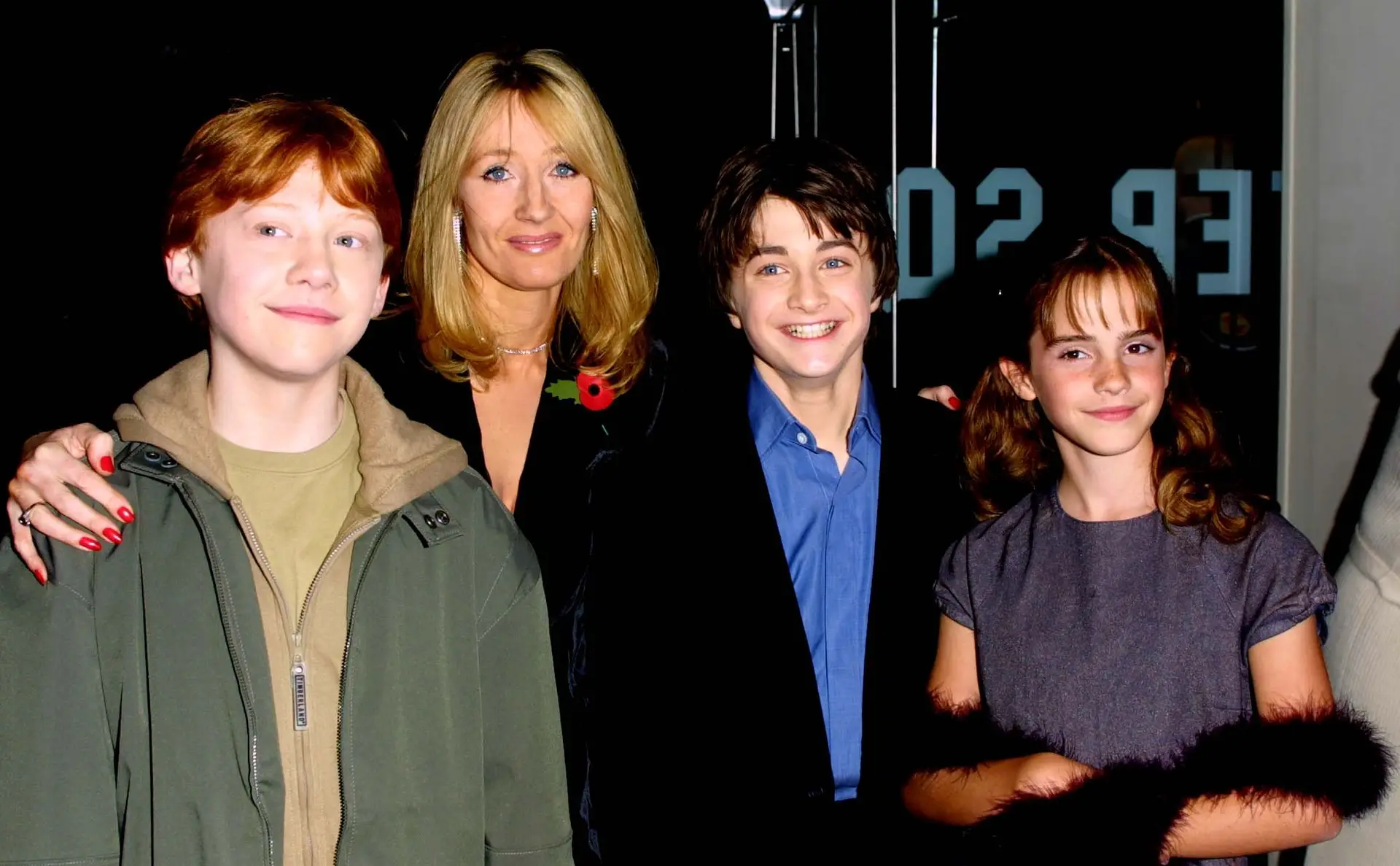 A autora J.K. Rowling com os atores Rupert Grint, Daniel Radcliffe e Emma Watson na estreia mundial do filme  'Harry Potter e a Pedra Filosofal', em novembro de 2001, em Londres, na Inglaterra.
