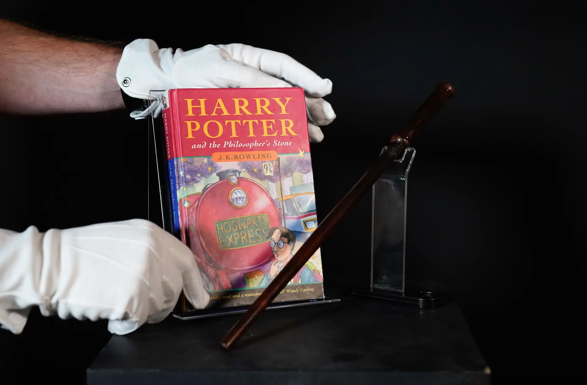 Primeira edição do livro 'Harry Potter e a Pedra Filosofal' da escritora J.K. Rowling, publicado em 1997.