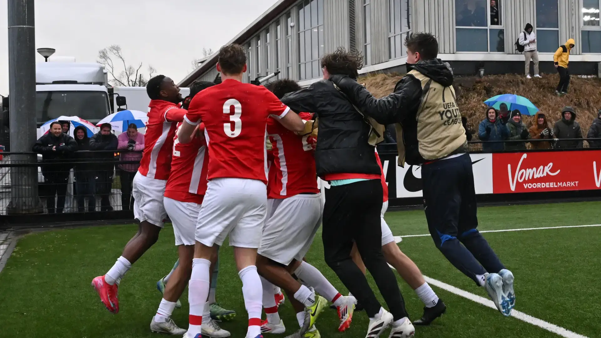 Benfica falha oitavos da Youth League ao perder contra AZ Alkmaar nos penáltis