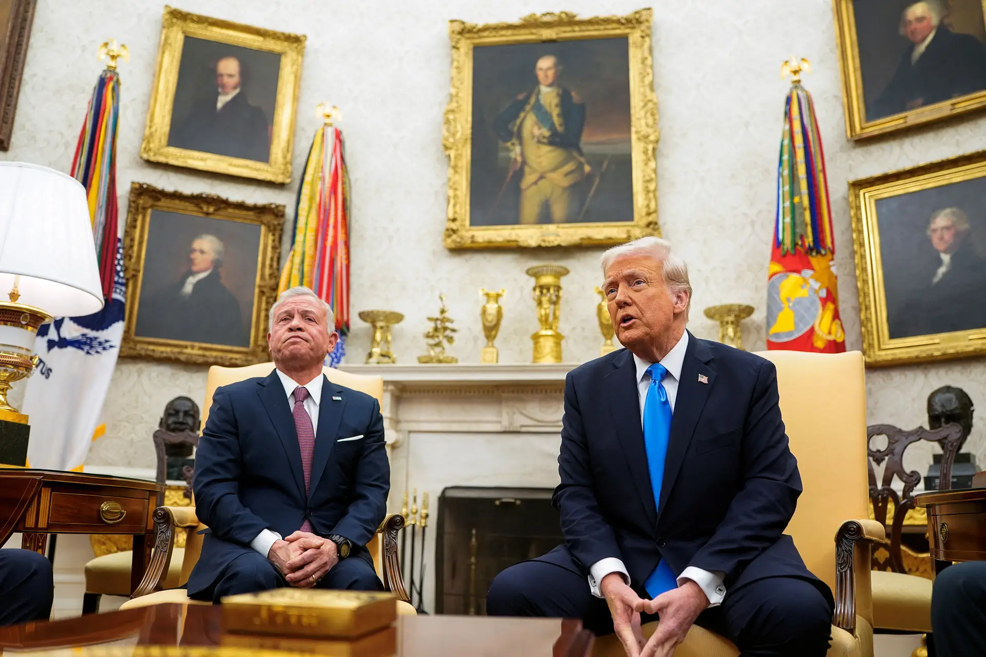 O Presidente dos Estados Unidos, Donald Trump com o Rei Abdullah da Jordânia na Sala Oval da Casa Branca em Washington, Estados Unidos, a 11 de fevereiro de 2025.