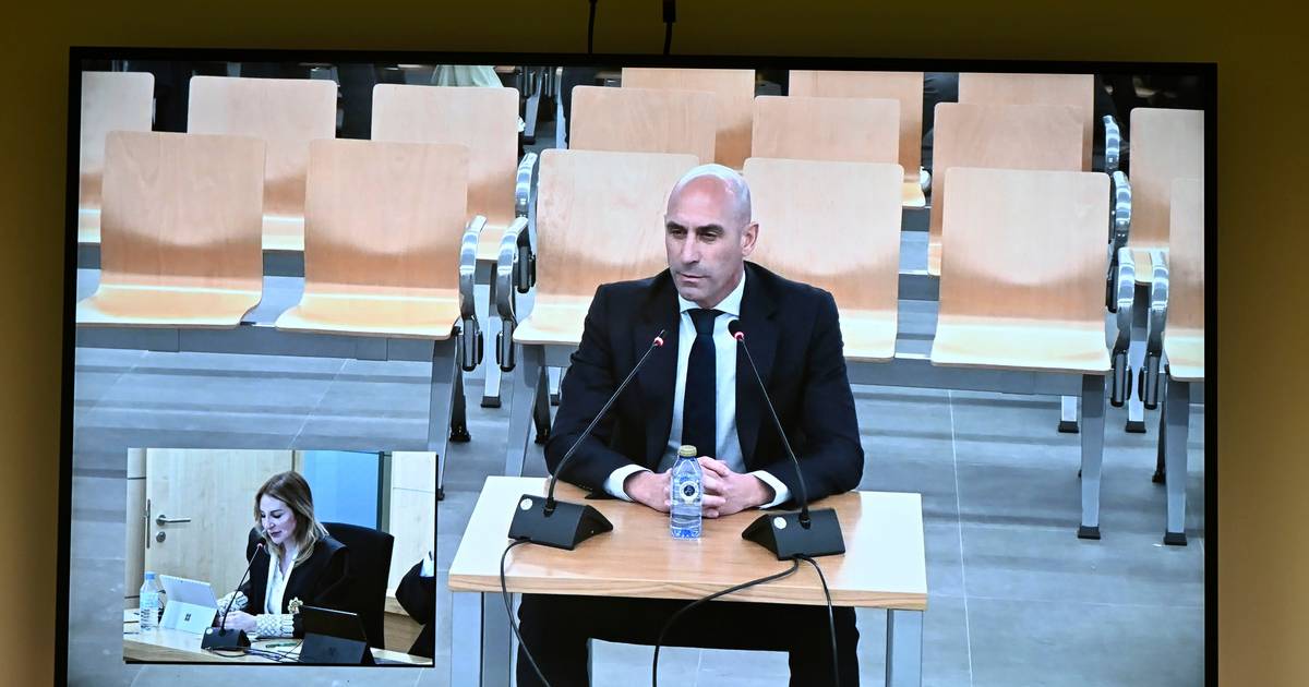 Rubiales garante em tribunal que Hermoso consentiu o (polémico) beijo