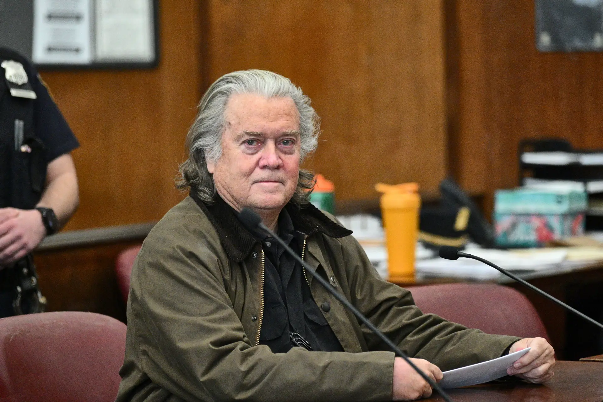 Steve Bannon, aliado de Trump, declara-se culpado em caso de fraude