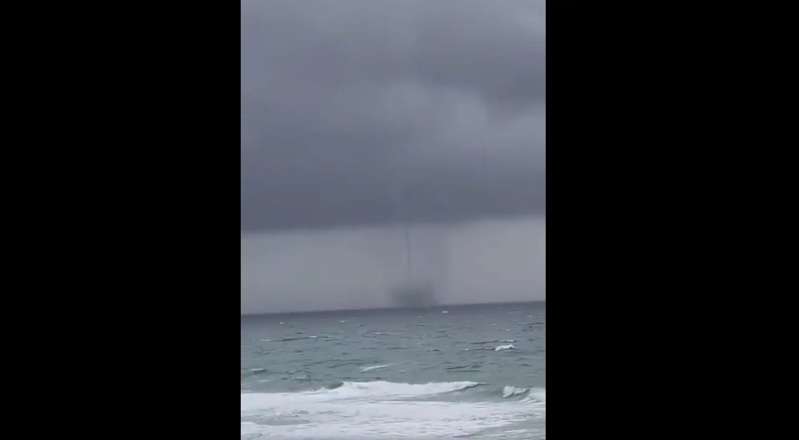 Fenómeno meteorológico raro captado na Praia de Porto de Mós, em Lagos
