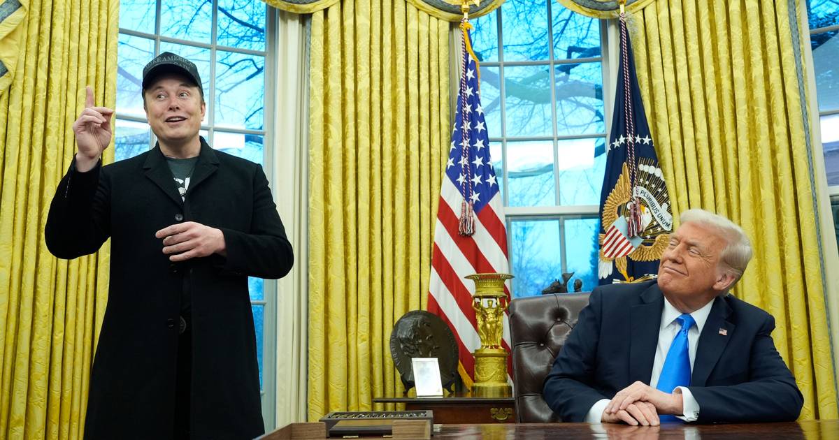 Musk vai pagar 9,6 milhões de euros a Trump por conta banida no Twitter