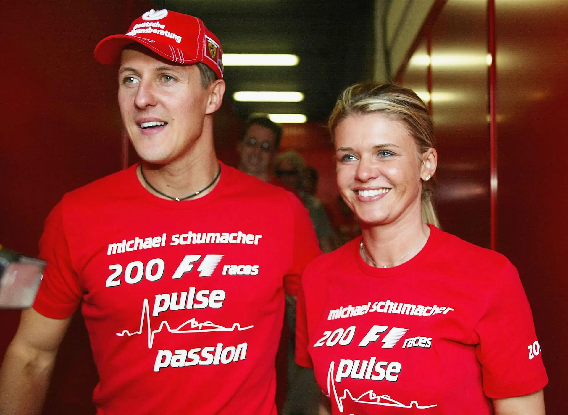 Ex-piloto Michael Schumacher e a esposa Corinna Schumacher durante o Grande Prémio de Espanha de Fórmula 1, a 9 de maio de 2004, no Circuito da Catalunha em Barcelona, ​​Espanha. 