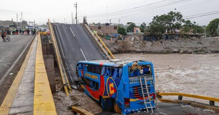 Ponte desaba no Peru quando autocarro ia a passar, há mortos e vários feridos