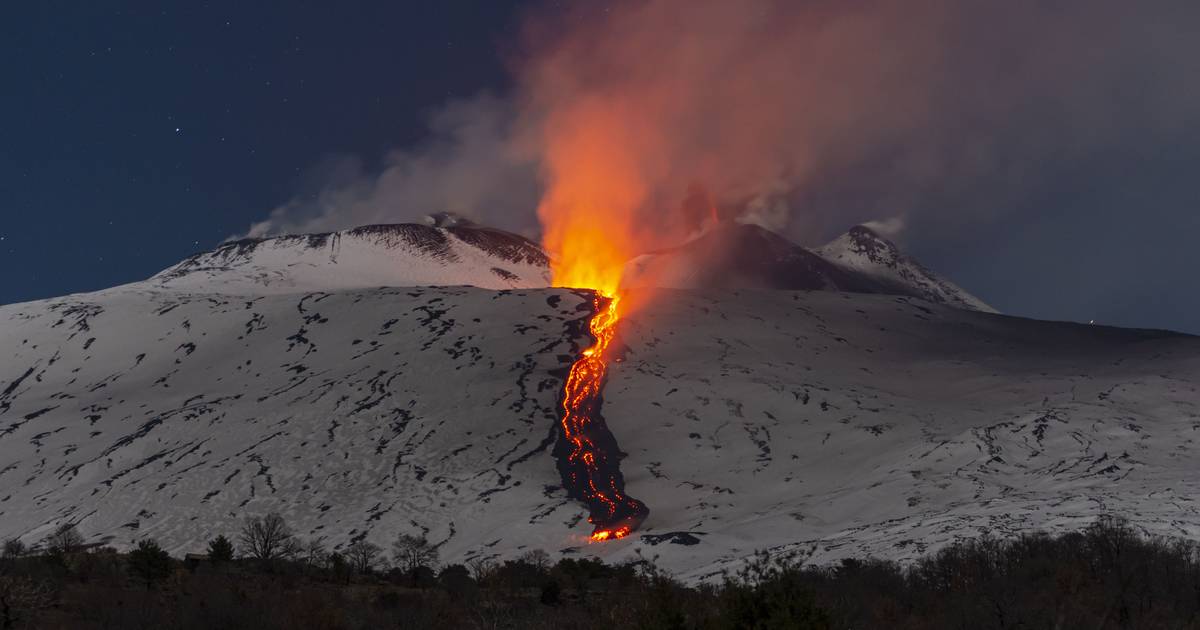 Vulcão Etna em erupção: rio de lava já tem mais de três quilómetros