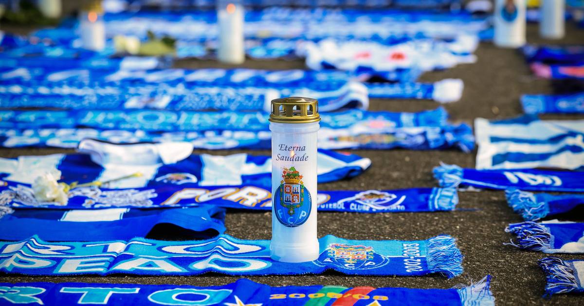 Equipa do FC Porto celebra legado de Pinto da Costa com troféus e coroas de flores junto ao Estádio do Dragão