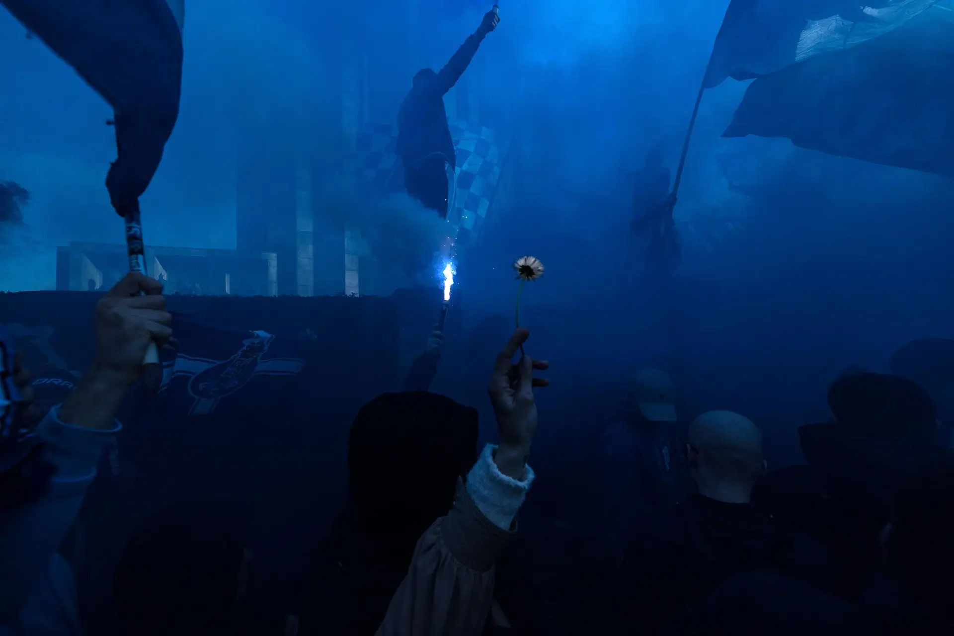 Centenas de adeptos prestam homenagem a Pinto da Costa no Dragão