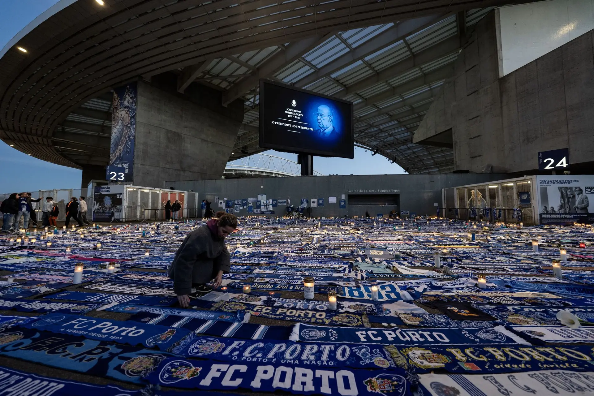 FC Porto começa a recolher inúmeros adereços de tributo a Pinto da Costa