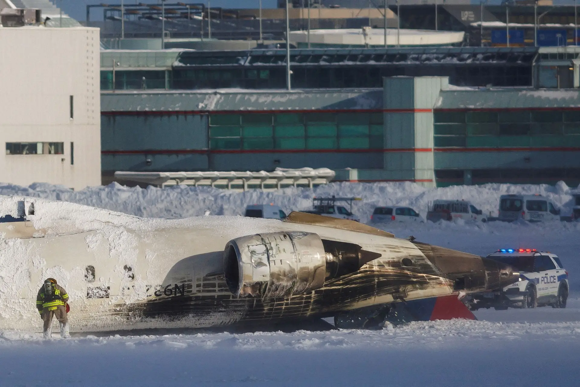 "Pendurados como morcegos": os relatos dos passageiros do avião que falhou aterragem em Toronto