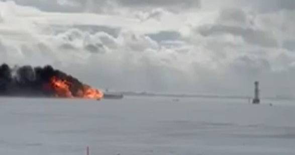 Vídeo mostra momento em que avião falha aterragem e capota na pista em Toronto