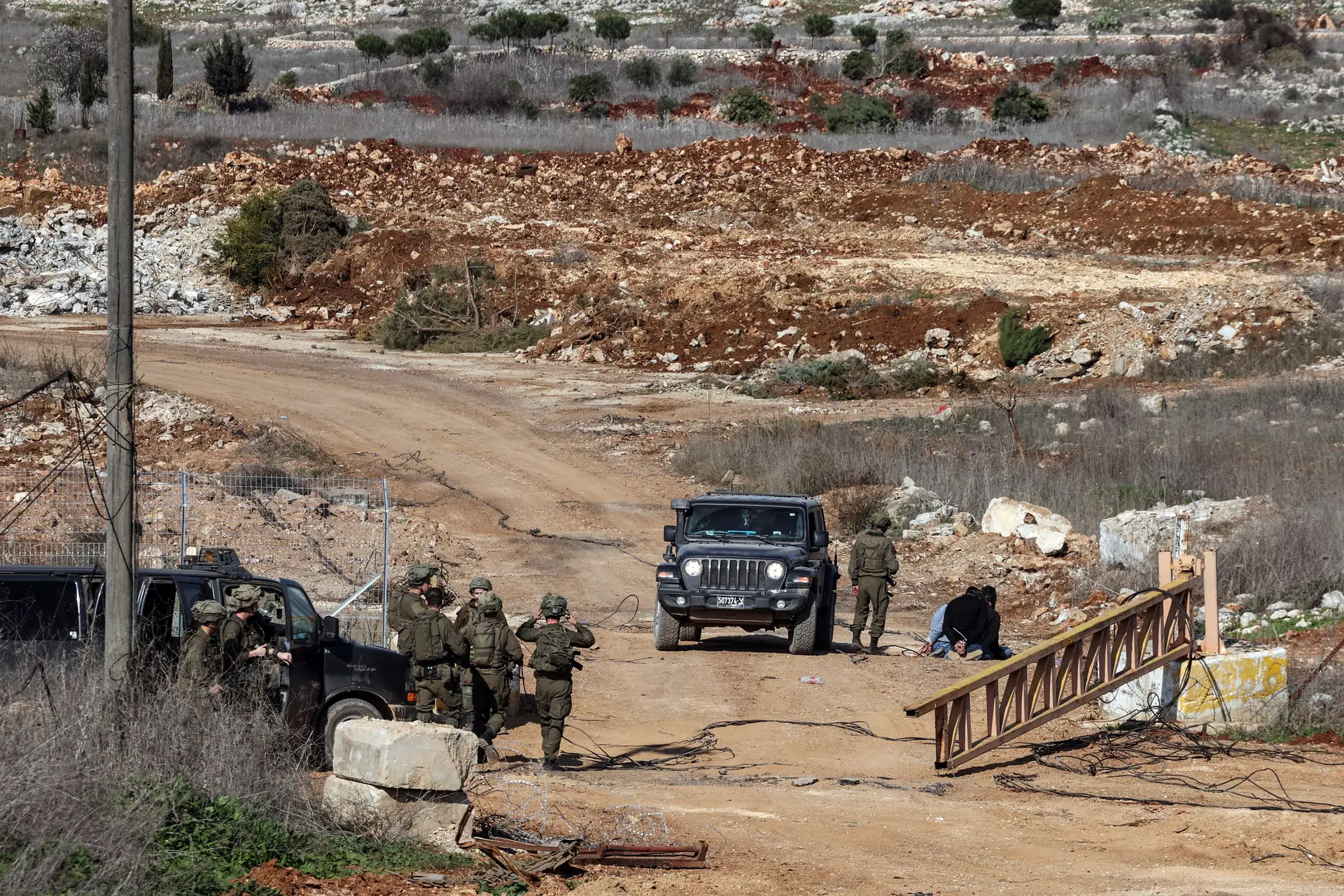 Israel retira-se do sul do Líbano, mas mantém-se em 5 locais estratégicos