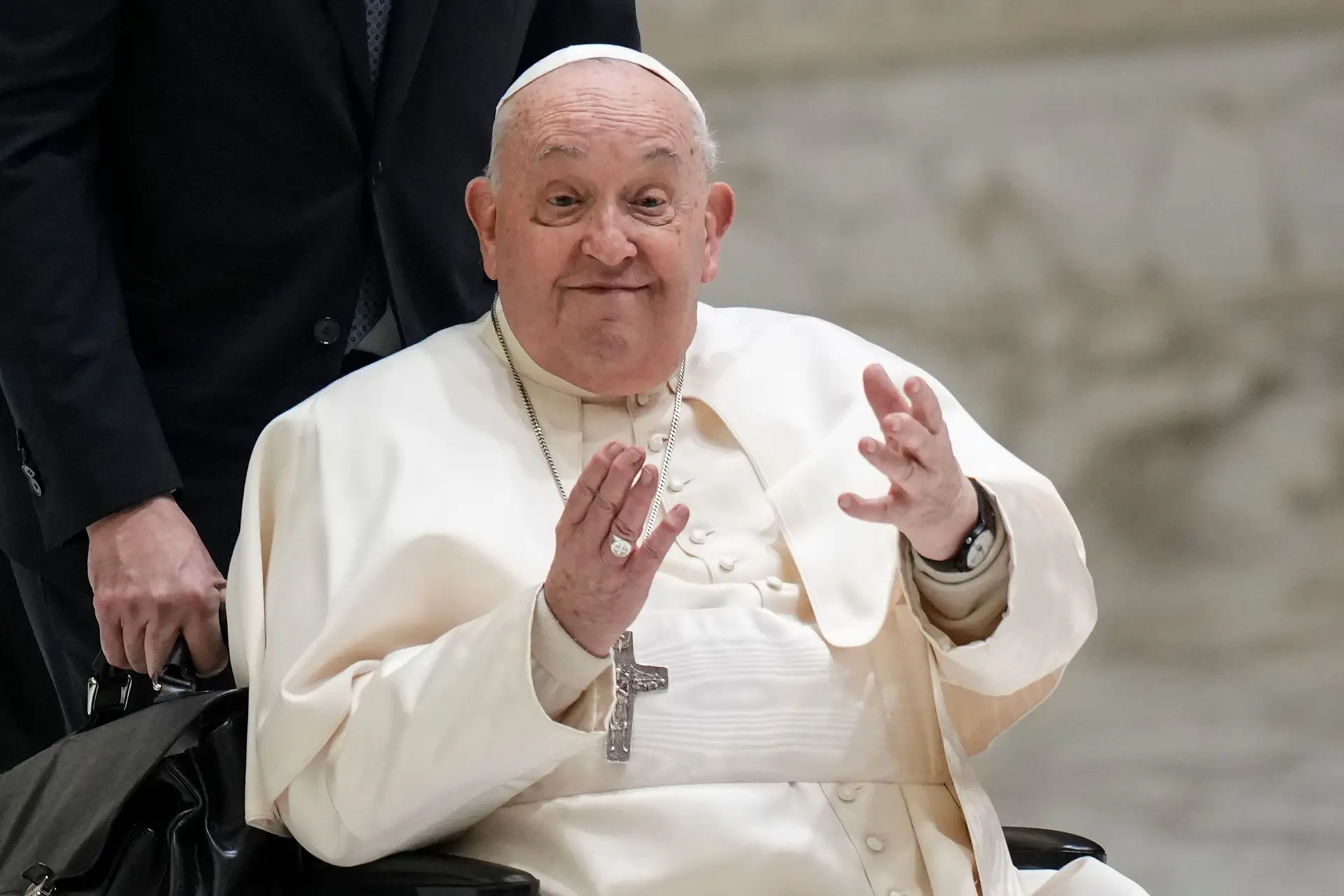 Papa Francisco à chegada para a audiência geral semanal na sala do Papa Paulo VI, no Vaticano (22 de janeiro de 2025).