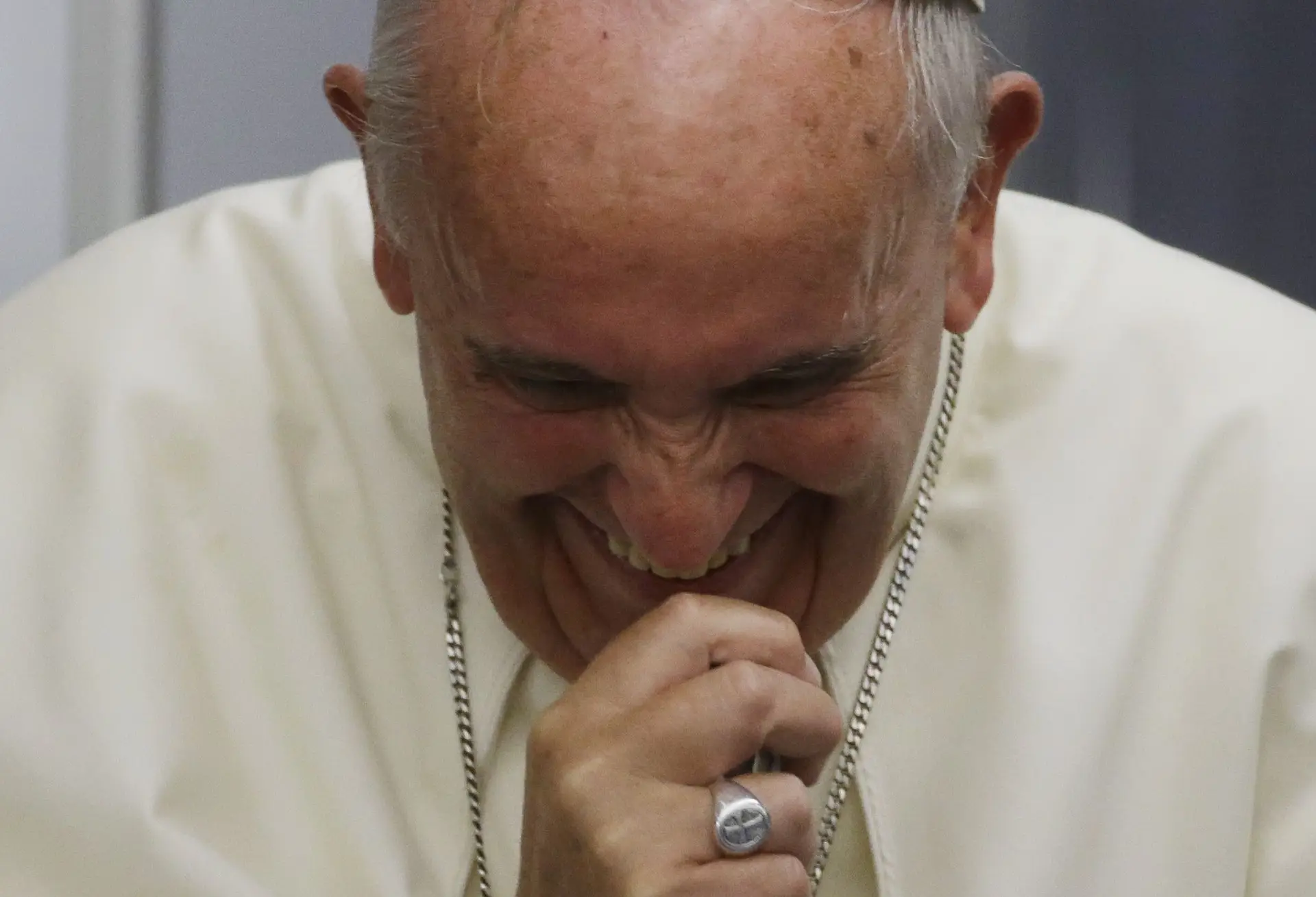 "Podemos rir, até, de Deus? Claro!"
