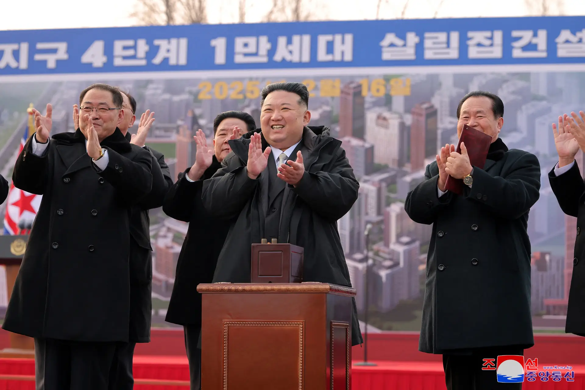 Kim Jong-un na cerimónia de apresentação do plano de expansão da capital da Coreia do Sul, realizada na área de Hwasong, onde vão ser construídos milhares de apartamentos.