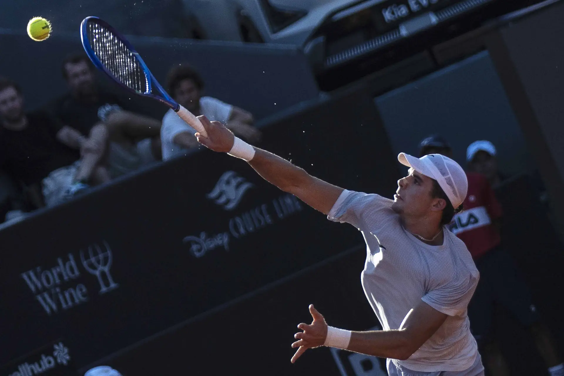 Tenista Jaime Faria bate Jaume Munar e está nos 'quartos' do ATP500 do Rio de Janeiro
