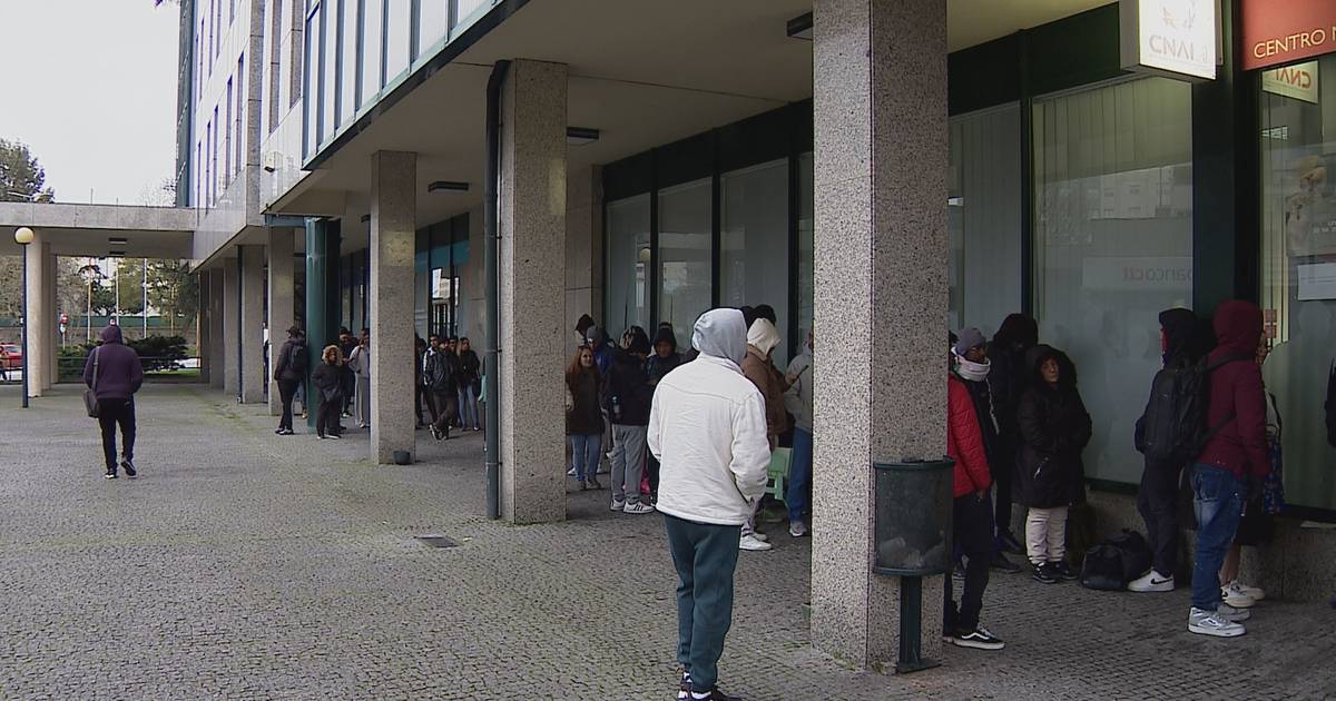 20 minutos: as filas longas na AIMA e a antecipação do protesto dos polícias