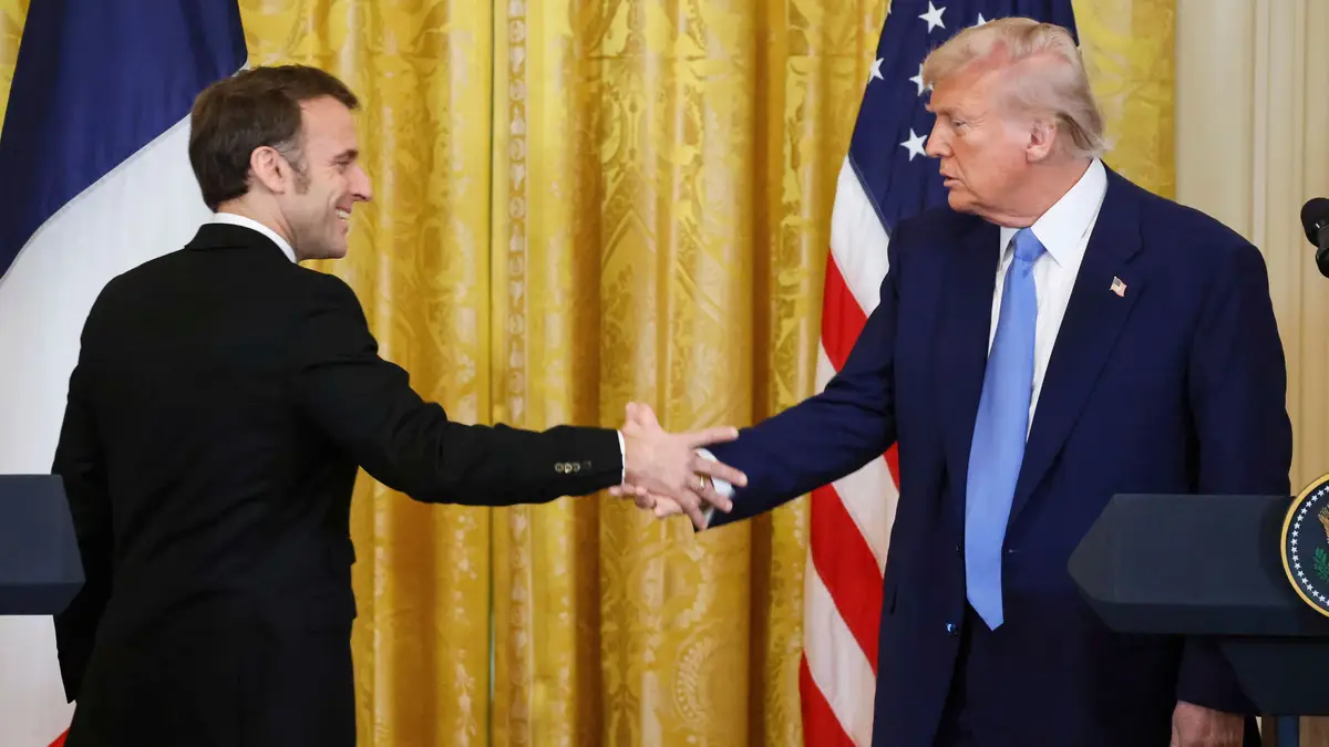 Emmanuel Macron e Donald Trump na Casa Branca, Washington, nos Estados Unidos, a 24 de fevereiro de 2025.