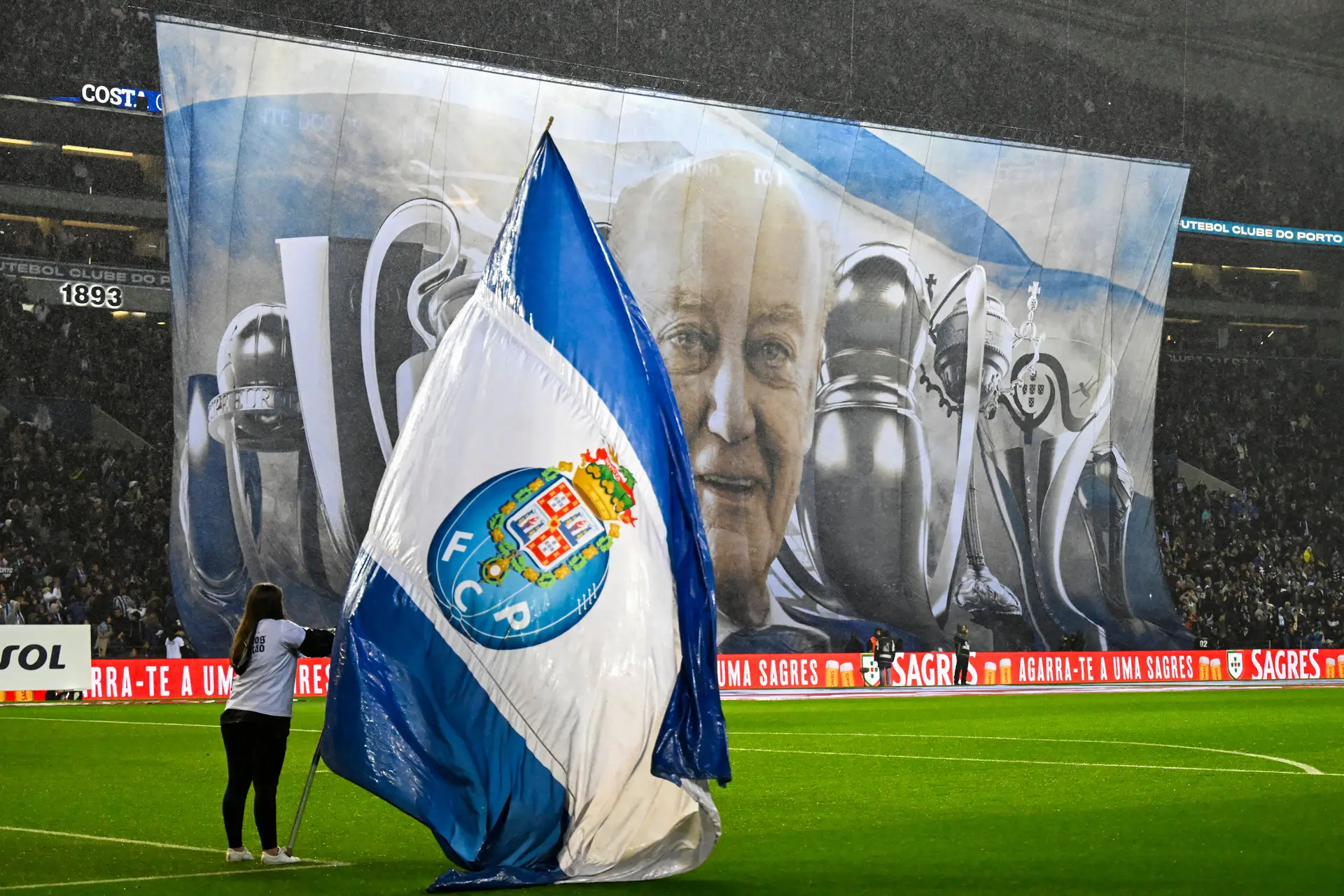 Homenagens a Pinto da Costa no Dragão