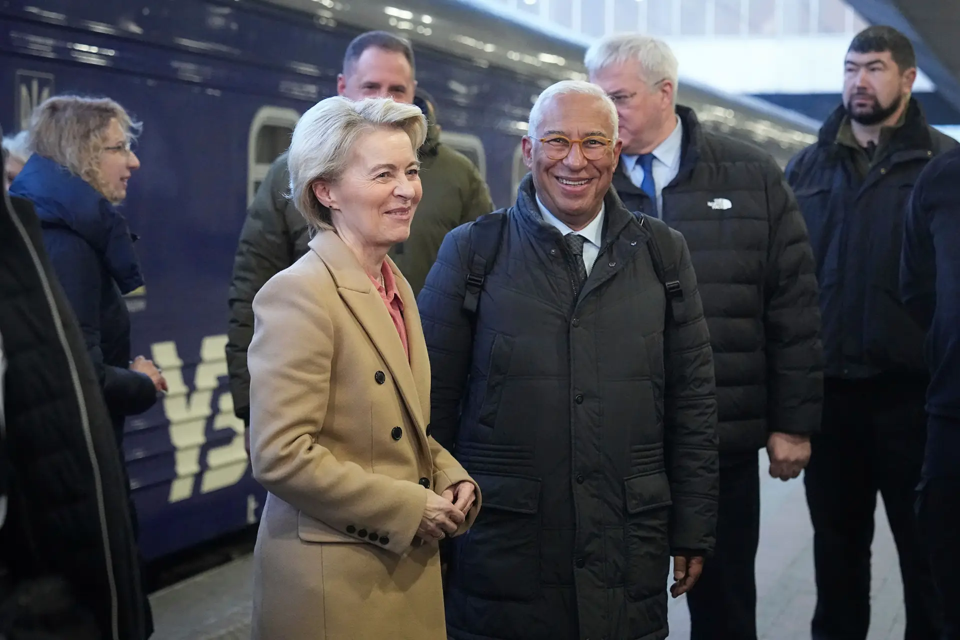 A presidente da Comissão Europeia, Ursula von der Leyen, e o presidente do Conselho Europeu, António Costa, na chegada a Kiev, Ucrânia